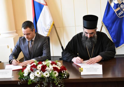 Потписан уговор о изградњи две куће за социјално угрожене породице